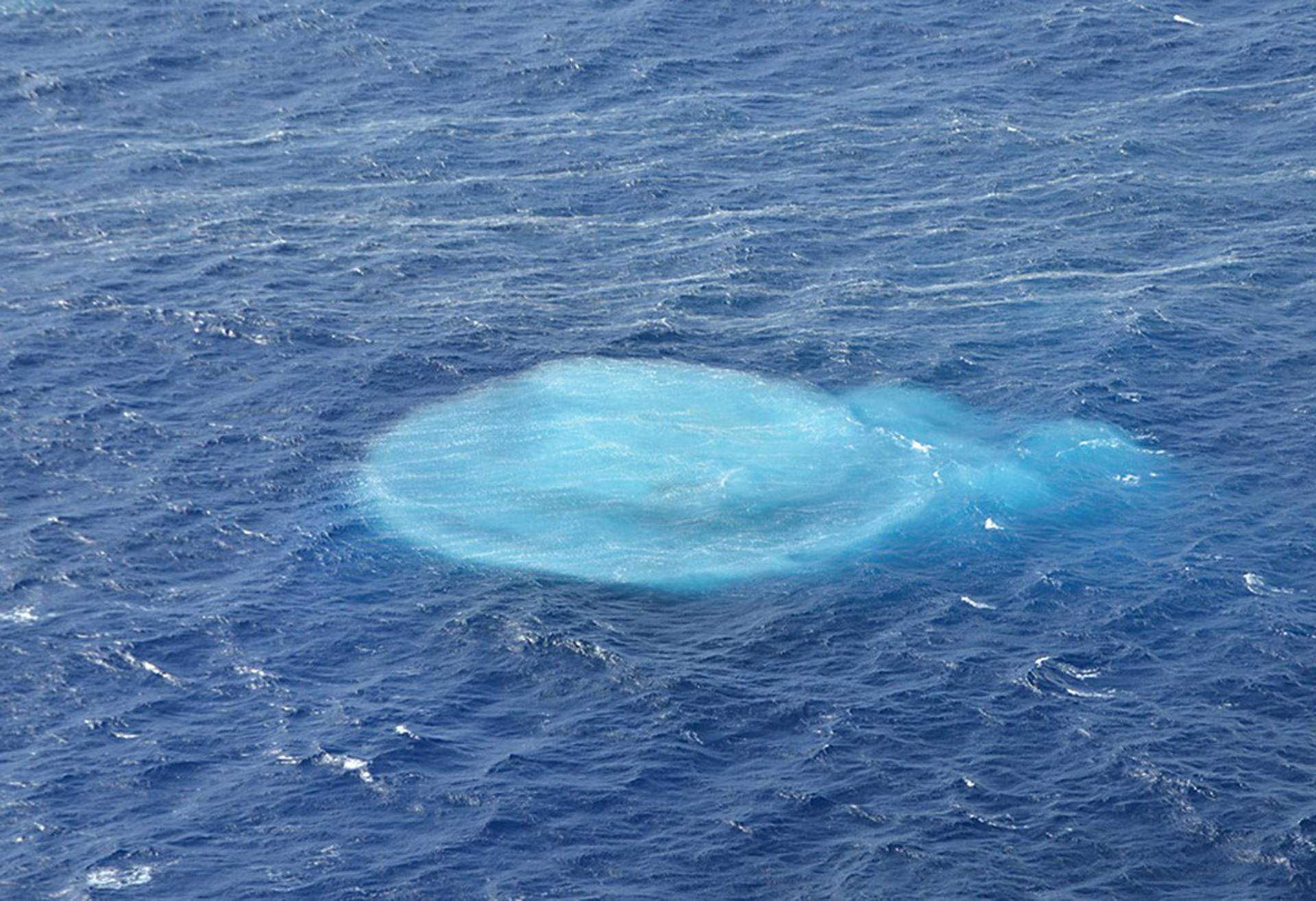Загадочный шар в океане. Выбросы метана в Бермудском треугольнике. Метановые пузыри в Бермудском треугольнике. Атлантический океан Бермудский треугольник. Метановые пузыри в море.