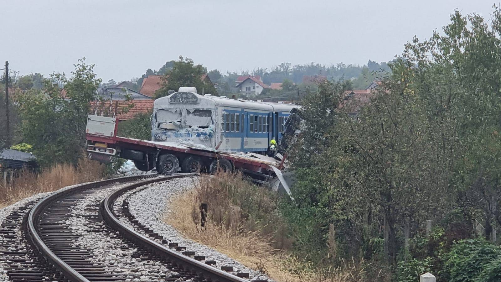 VIDEO Vlak naletio na kamion u Požegi, ozlijeđeno dvoje ljudi