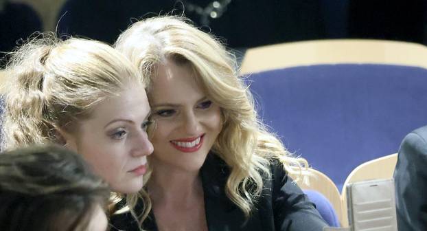 Zagreb: Izazovni dekolte Danijele Pintari? na premijeri predstave