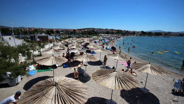 Šibenik: Brojni građani i turisti spas od vrućina potražili na plaži uz kupanje i sunčanje