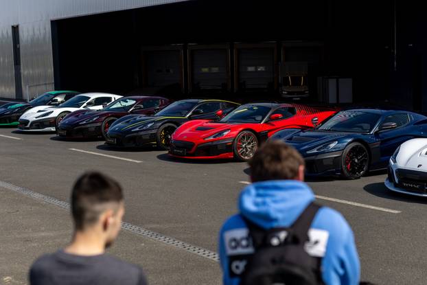 Rimac Nevere parkirane ispred Rimac kampusa u Kerestincu povodom Trilblazers Toura
