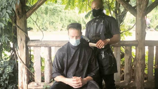 Njujorški brijač: 'Salon' mu je stolica pod sjenicom, a mnogi uživaju u šišanju na otvorenom