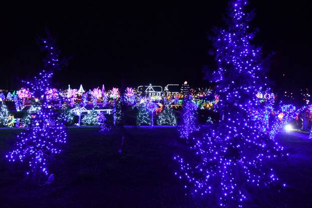 Grabovnica: Započela božićna čarolija svjetla obitelji Salaj
