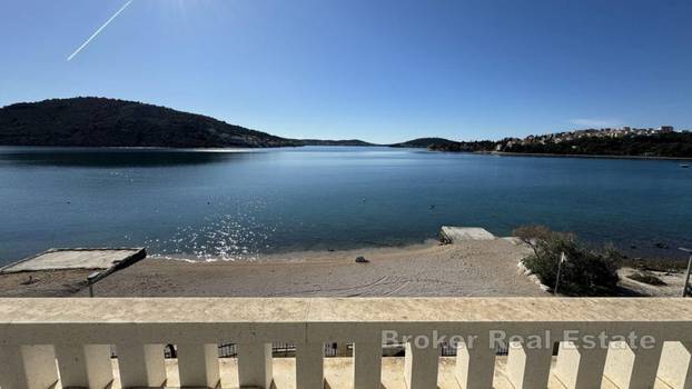 FOTO Iz kuće u more! Ova vila prvi red do mora ima konobu i vinoteku, a evo koliko košta