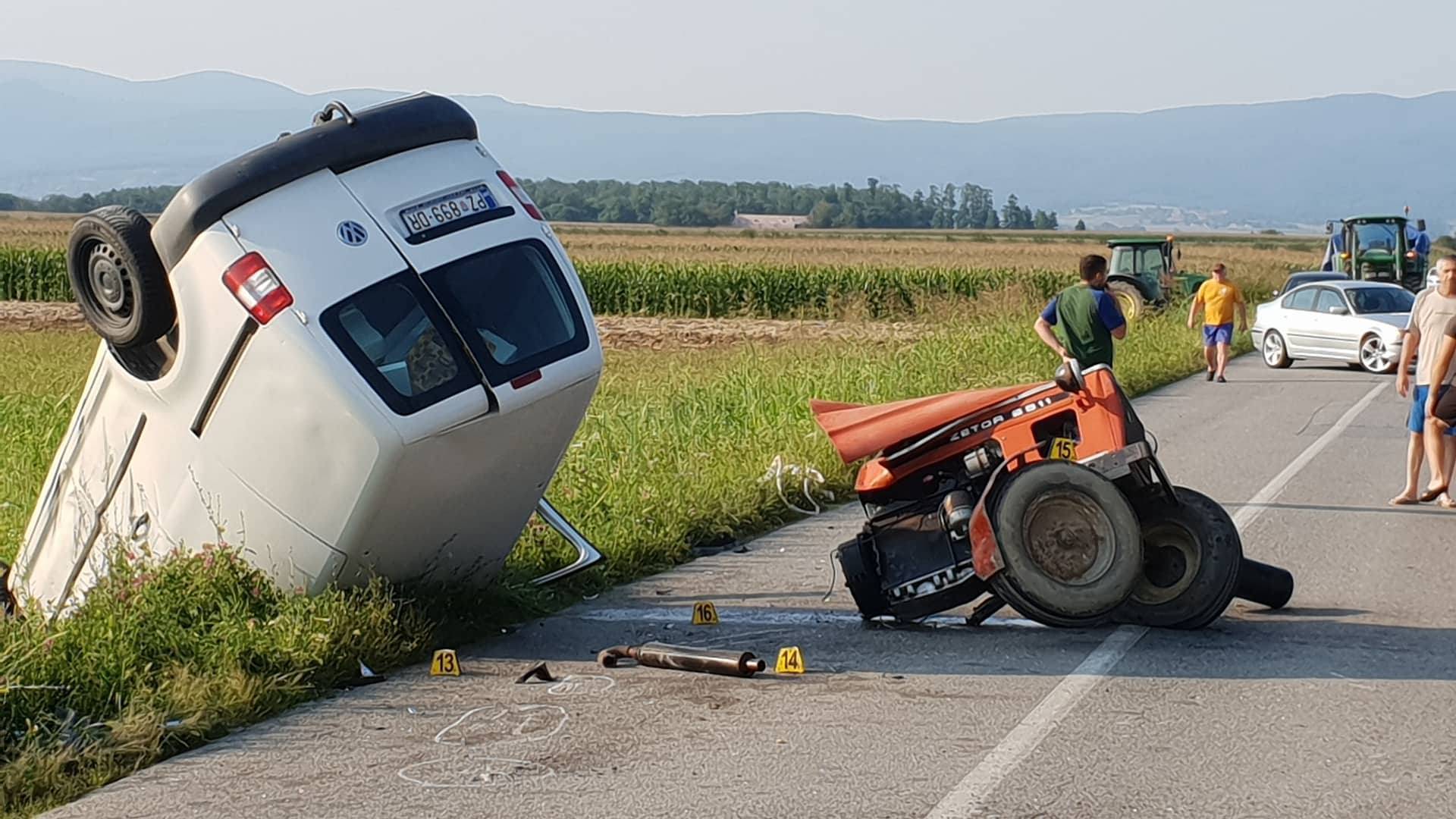 Sudar kraj Požege: Traktor se prepolovio, Caddy ostao u jarku