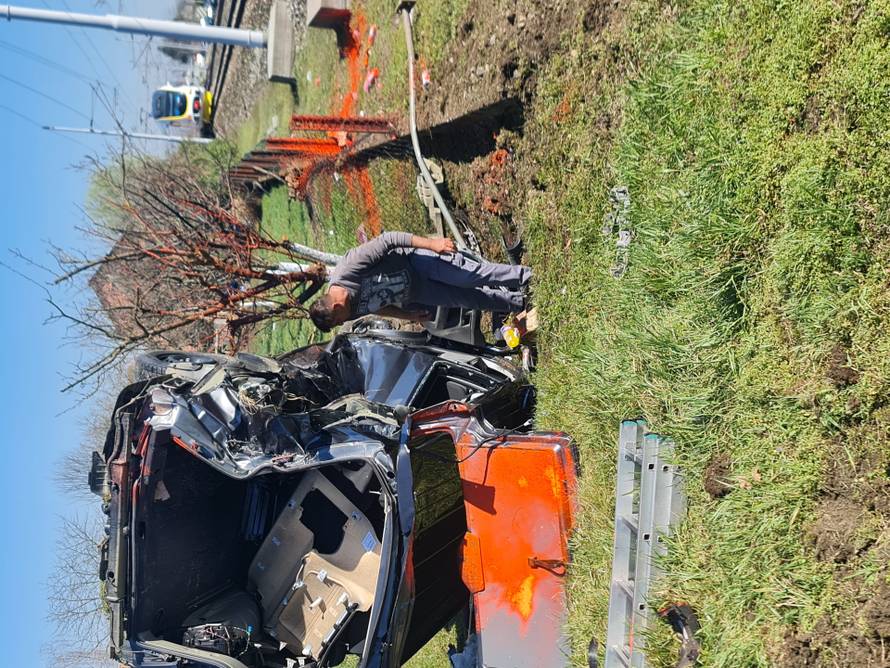 FOTO Nevjerojatno! Na auto u Slavoniji naletio vlak i potpuno ga smrskao, a čovjek preživio