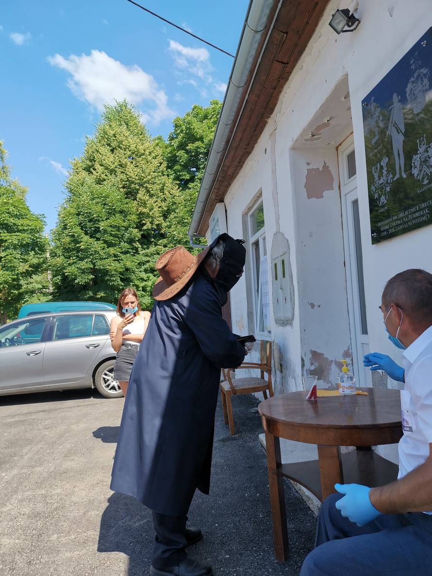 'Maskirani čovjek' superozbiljno je shvatio upute stožera: Izradio si korona-odijelo za glasovanje!