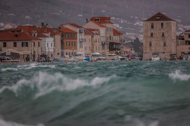 Olujno jugo zahvatilo Kaštela