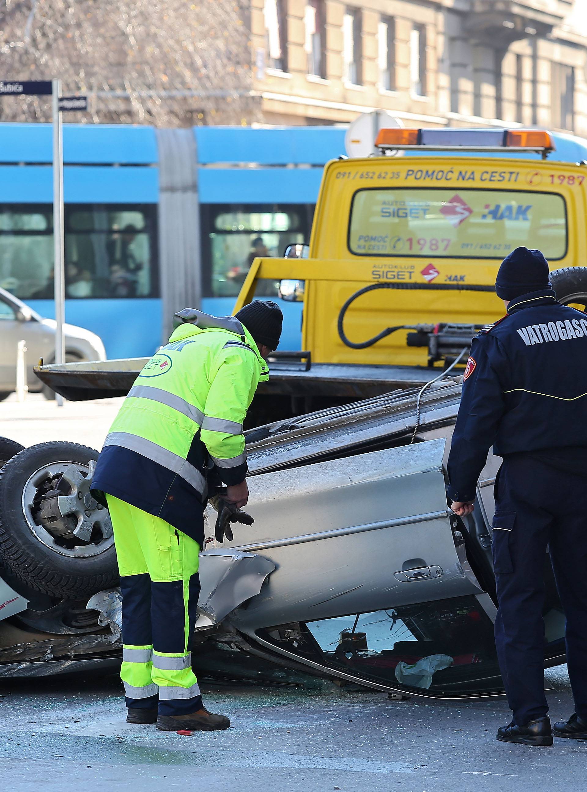 Naletio je na ogradu, okretao se u zraku i završio na krovu