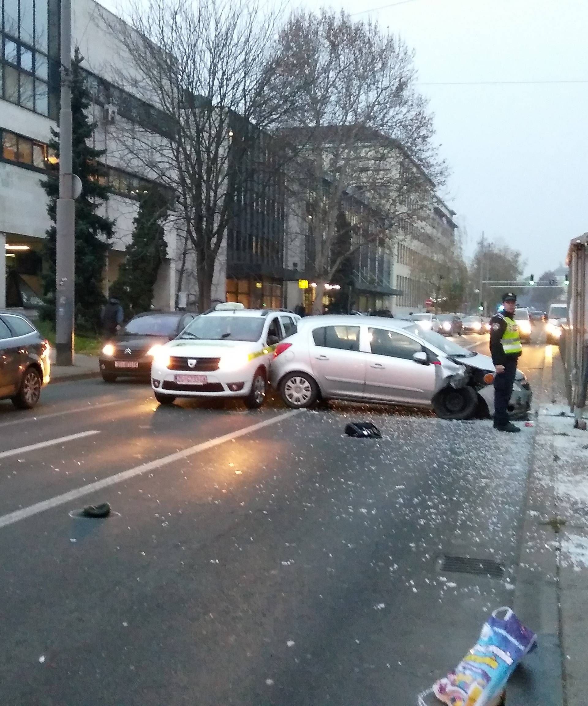 Prelazila cestu na crveno pa ju je udario auto i teško ozlijedio