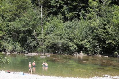 Brod na Kupi: Izletnici potražili osvježenje od ljetnih vrućina na rijeci Kupi u Gorskom kotaru