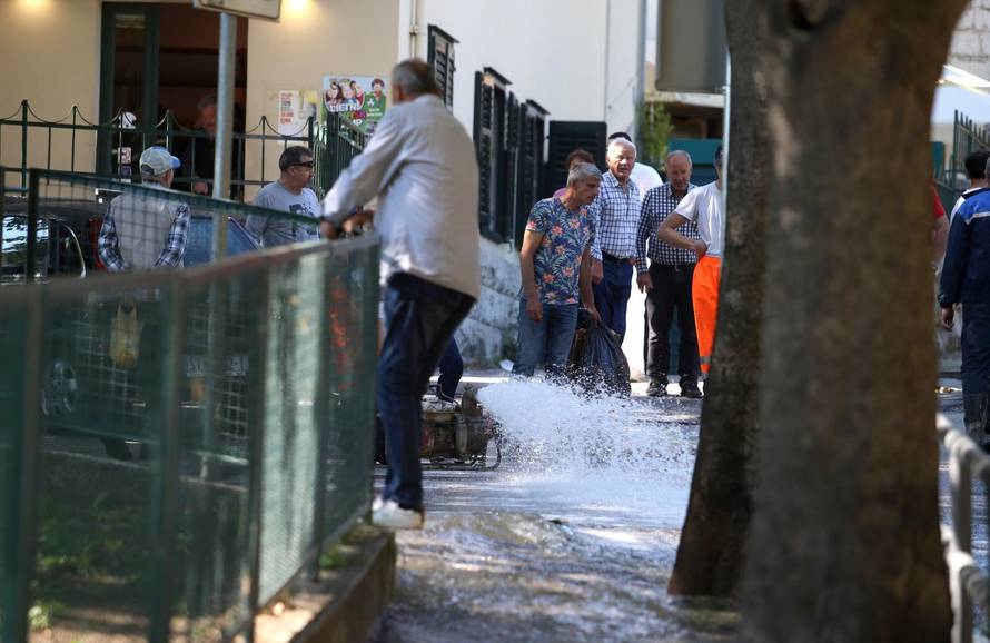 Split: Zbog puknute glavne vodovodne cijevi ulice zavrÅ¡ile pod vodom