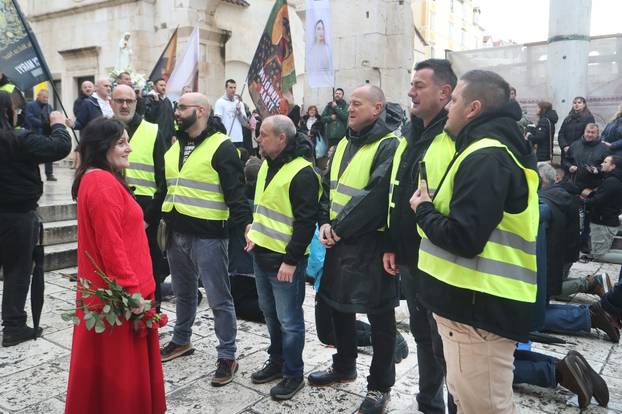 Split: Ana Fridrih Lekić među moliteljima na Peristilu izvela svoj performans