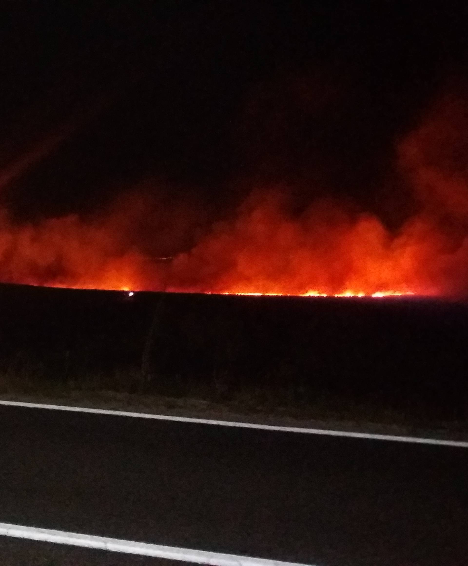 Kod Šibenika spasili kuće, gori kod Šestanovca, na Marjanu...