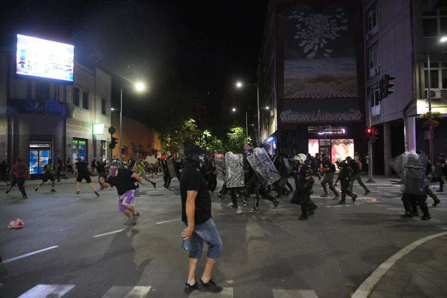 Valjevo: Grupa maskiranih muškaraca u prosvjedu zapalila prostor Gradske uprave