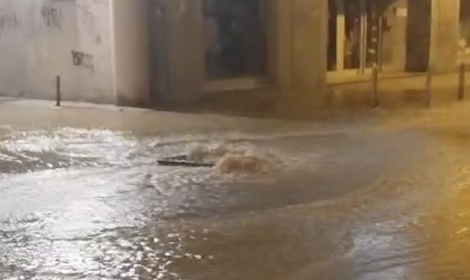 VIDEO Pukao je vodovod na Kvatriću, potopio ulicu i garažu!