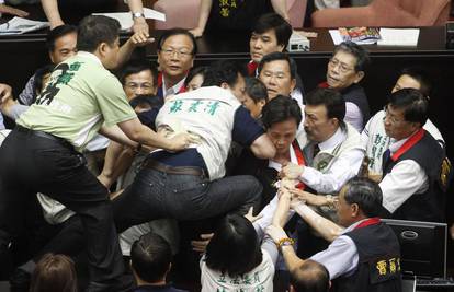 Potukli se u parlamentu na Tajvanu, dvojica u bolnici