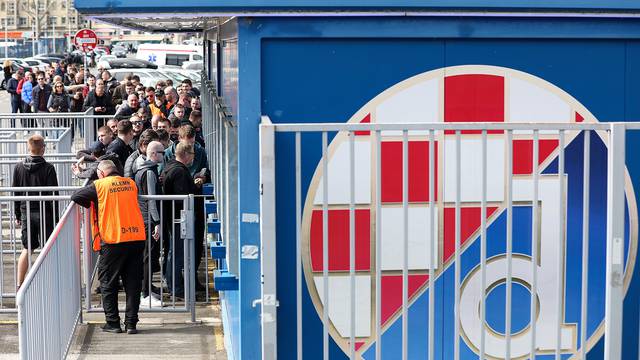 Zagreb: Navijači u dugačkom redu čekaju ulaznice za utakmicu Dinamo - Hajduk