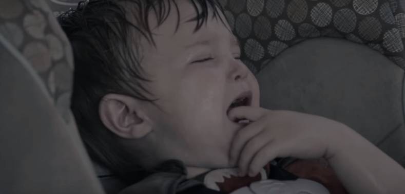 Brutalan video: Zašto nikada ne treba ostaviti dijete u autu