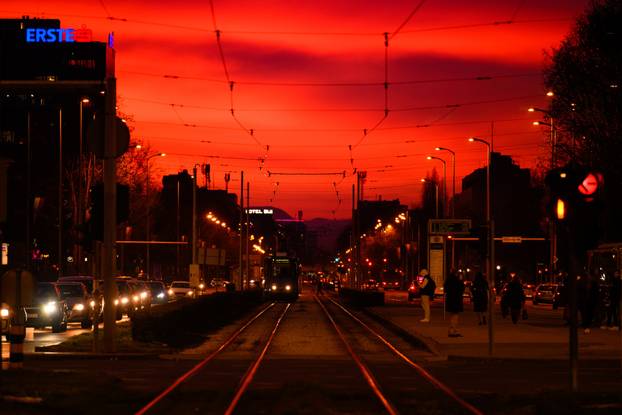 Jarke boje zalaska sunca iznad Zagreba