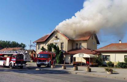 Požar i u Kutini: Izgorio je krov kolodvora, vlakovi još ne voze