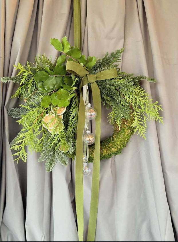 FOTO Domaći kreativci svojim vijencima za vrata stvaraju blagdansku magiju već na ulazu