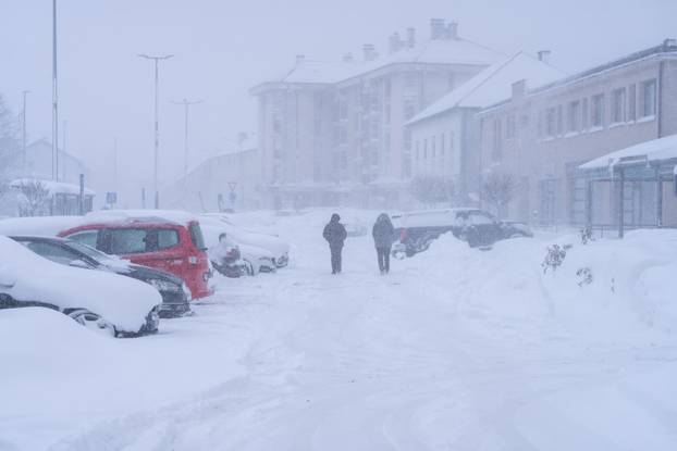 Korenica: Jako snježno nevrijeme stvorilo velike probleme u prometu