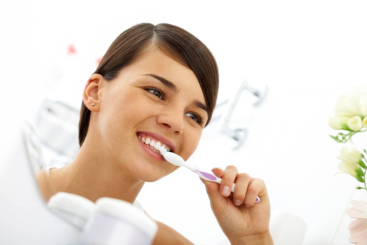 Loš zadah uklanja čišćenje jezika četkicom i zubi koncem