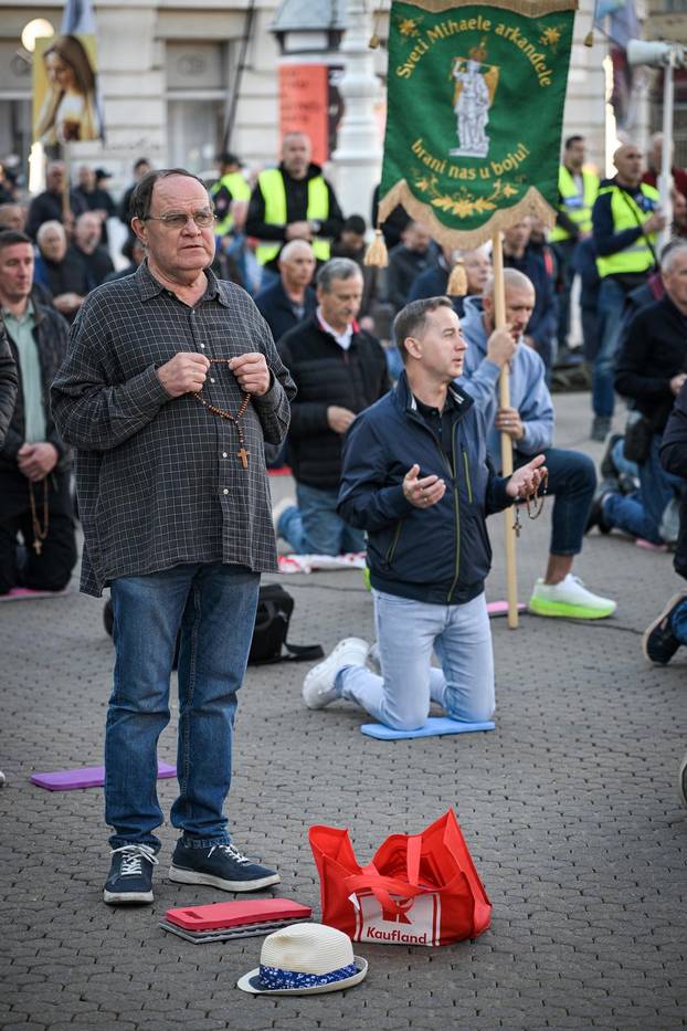 Zagreb: Molitelji na Trgu bana Josipa Jelačića u Zagrebu