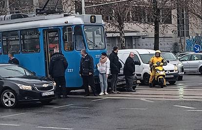 Automobilom podletio pod tramvaj na Sveticama: 'Opći je zastoj, nitko se ne mrda'