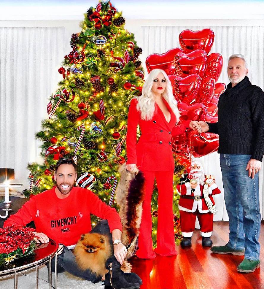 Mačak posjetio slavni kabaret, uživa u pariškoj božićnoj bajci