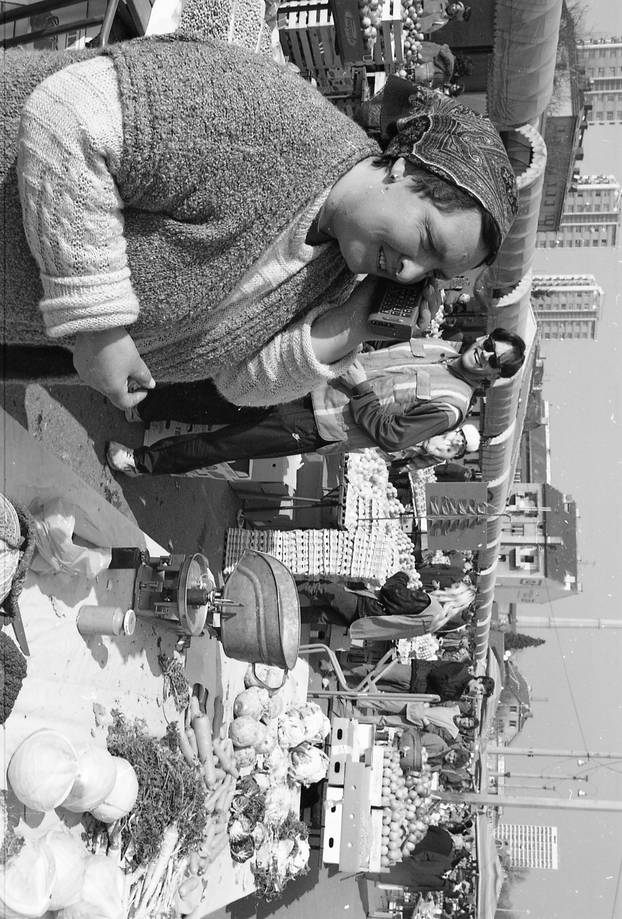 Zagreb: Prodavačica na Trešnjevačkoj tržnici razgovara na mobitel