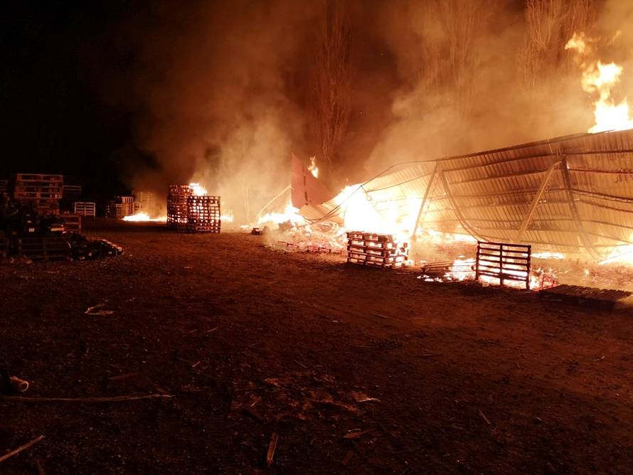 Skladište je gorjelo cijelu noć: Vatra istopila metalno krovište