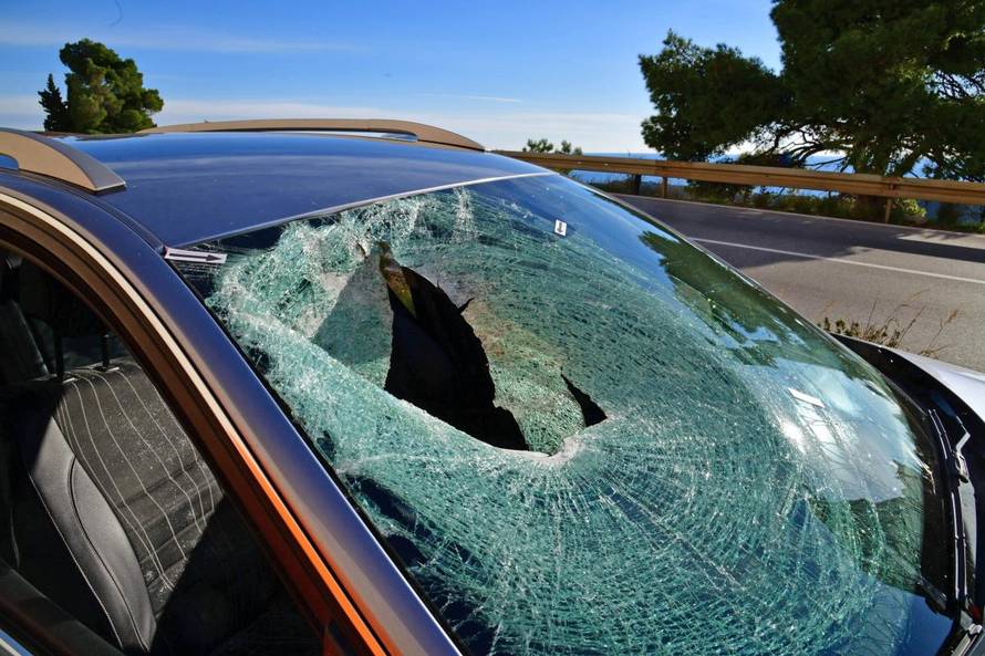 Stijena sa Srđa pala na taksi i ozlijedila tri turista iz Koreje