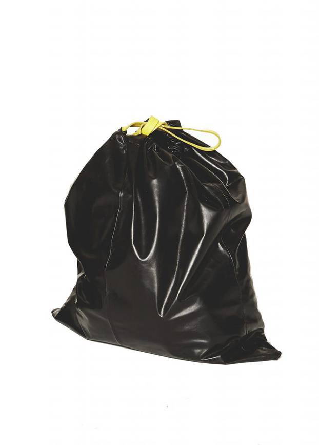Torba koja izgleda kao vreća za smeće
