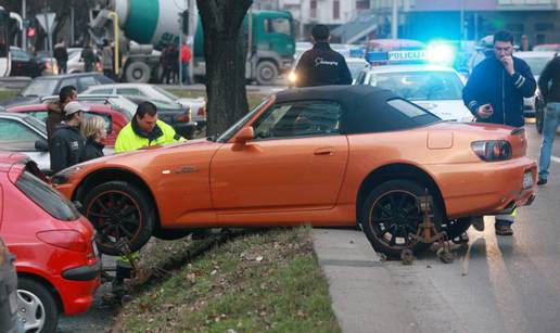 Zaletio se u parkirani auto u Zagrebu, nitko nije ozlijeđen