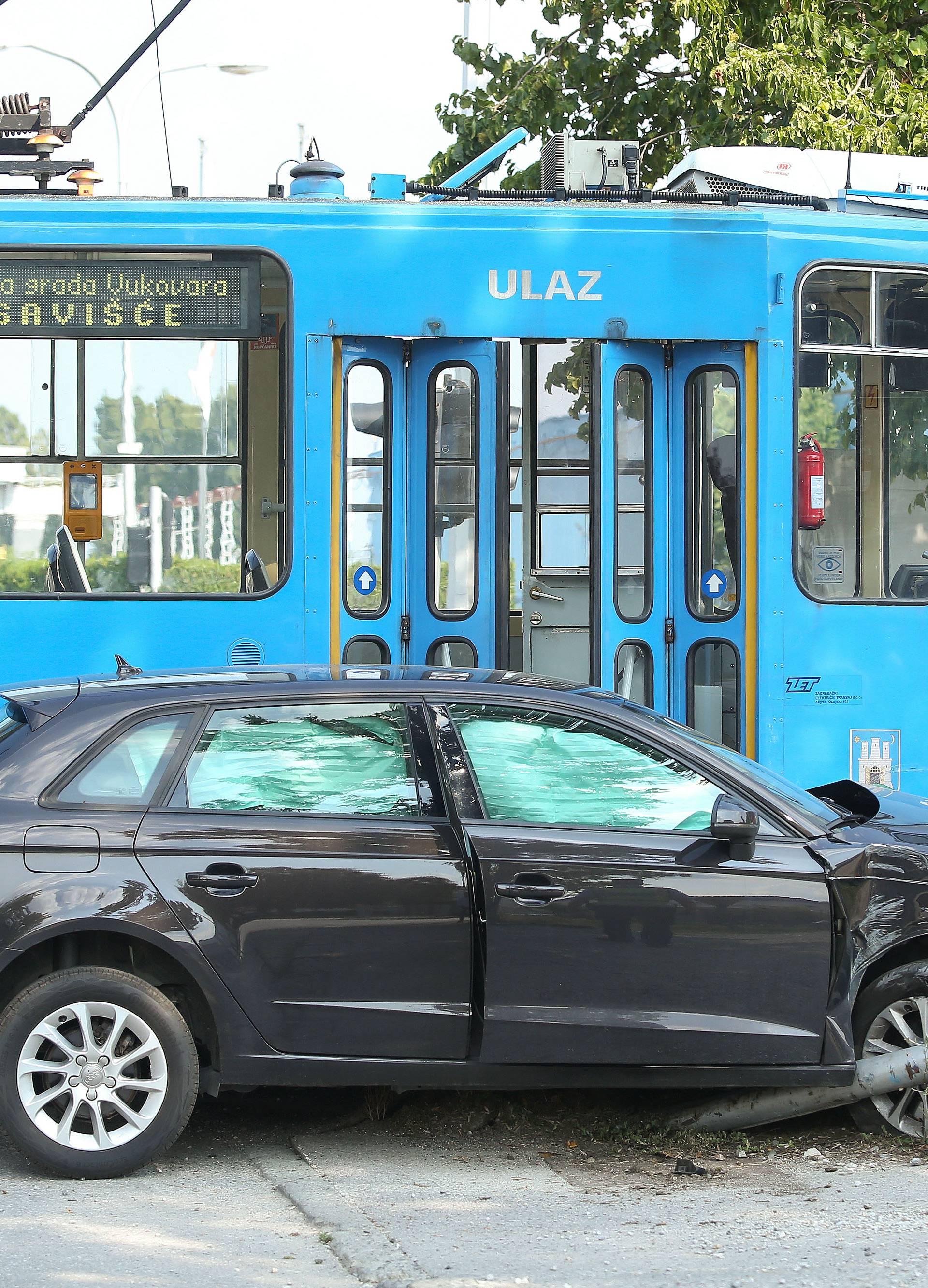 Auto i tramvaj sudarili su se u Zagrebu: 'Audi je skroz skršen'