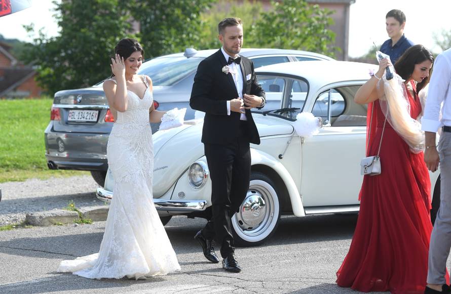 Izabel se nije odvajala od svog Matea na svadbi njegove sestre