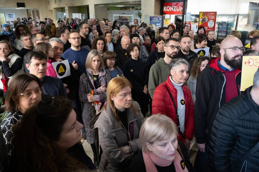 Zagreb: Zaposlenici HRT-a okupili se kako bi ispratili i pozdravili kolege koji su postali višak