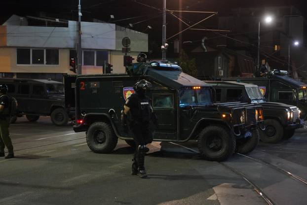 Beograd: Žandarmerija je uništila blokadu kod Strojarskog fakulteta i krenula prema Pravnom