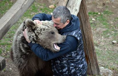 Grizzly Adams od Doboja: 'Moje dvije medvjedice Maša i Ljubica me grle, vire mi čak i u mobitel'