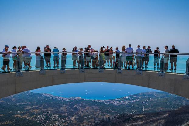 Brojni posjetitelji dovoljno su hrabri za obilazak Skywalka, vidikovca na Biokovu