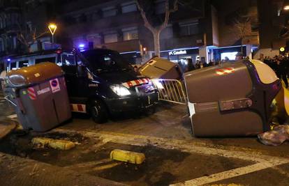 Barcelona: Prosvjednici napali policiju, stotinjak je ozlijeđenih