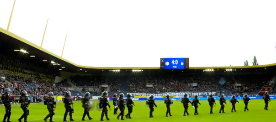 Kakav kaos: Navijači su skinuli igrače i odsvirali kraj utakmice!