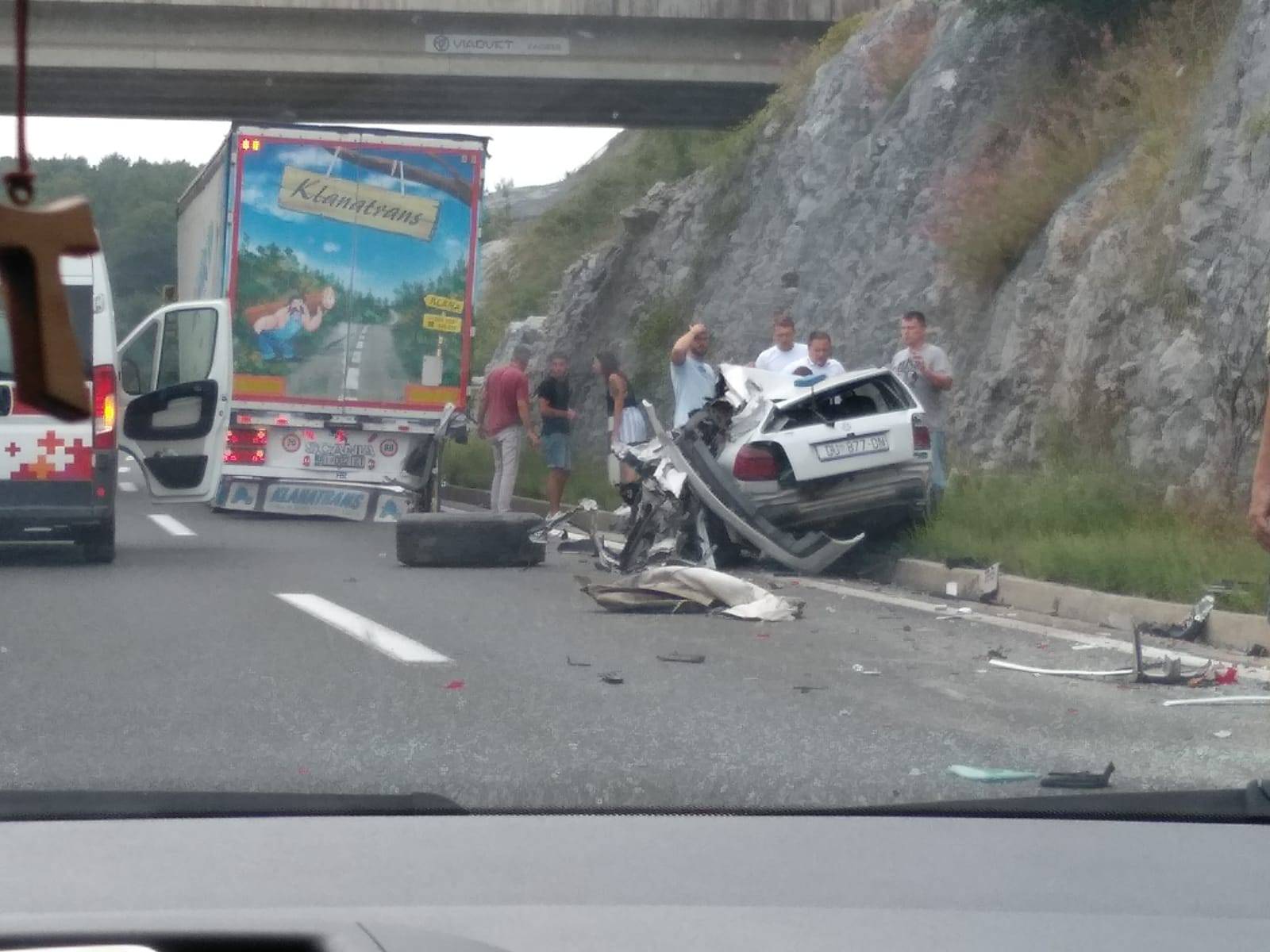 Auto smrskan, vozača prebacili u riječku bolnicu nakon sudara