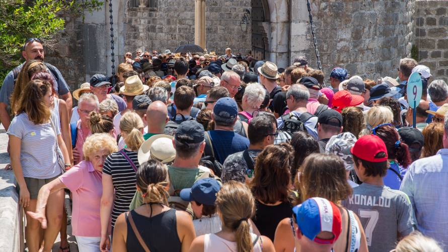 Kaos na ulazu u Dubrovnik: Turisti blokirali gradsku jezgru