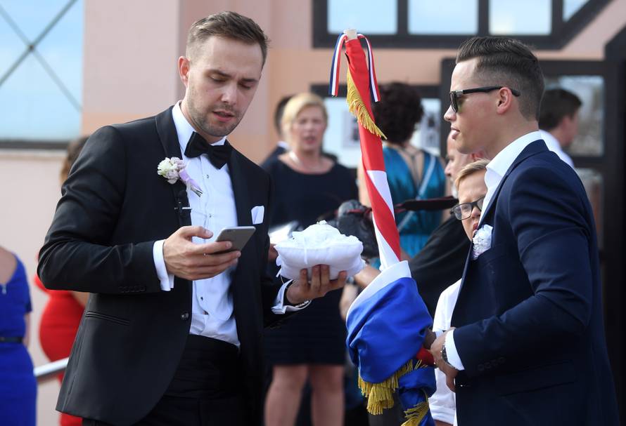 Izabel se nije odvajala od svog Matea na svadbi njegove sestre