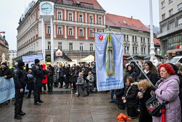 Zagreb: Molitelji i prosvjednici na Trgu bana Jelačića