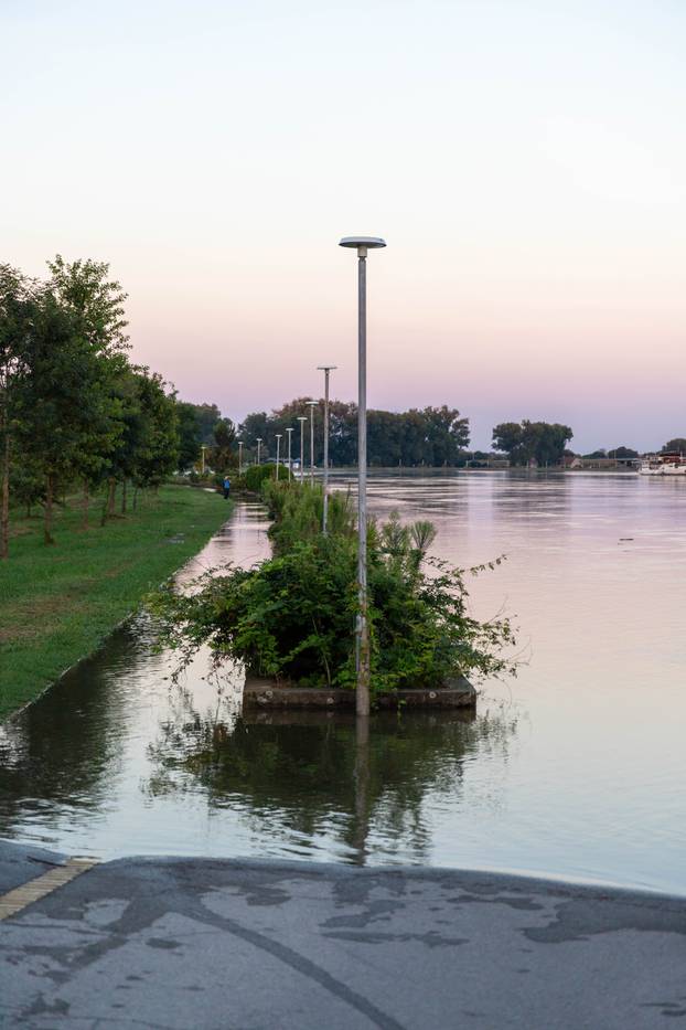 Drava se u popodnevnim satima prelila na šetnicu u Osijeku