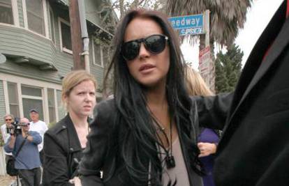 Lindsay Lohan silom htjela na party, psovala zaštitare